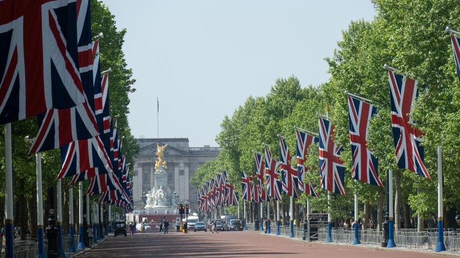 I London har förberedelserna inför VE Day, Victory in Europe Day, pågått i flera dagar.