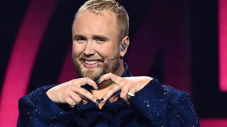 Edvin Törnblom är med och leder finalen av ”Let's Dance”.
