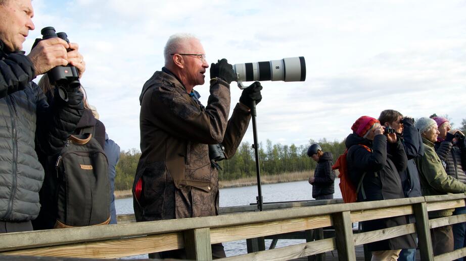 Bengt Wigren hoppas kunna fotografera någon fågel.
