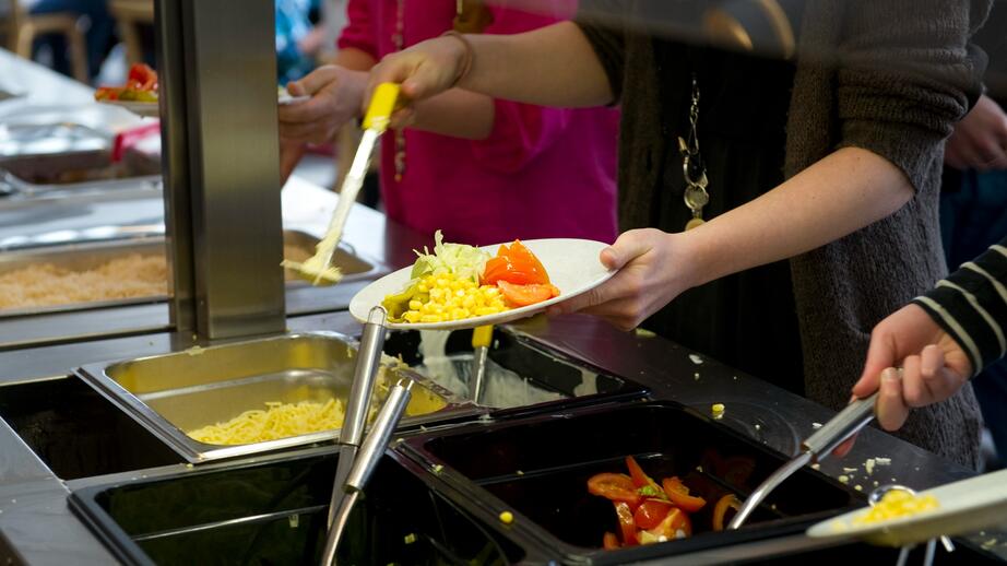 Fler skolor serverar växtbaserad skolmat istället för kött.