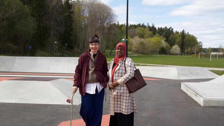 Till vänster, Lisa Tolf, verksamhetsansvarig för Fryshuset Street som omfattar bland annat Sthlm Skatepark och Skate Nation. Till höger, volontären Fatuma Ibrahim.
