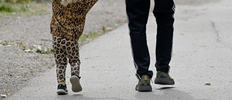 PROMENAD MED BARNBARN. Foto: Janerik Henriksson/TT