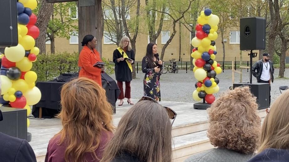 Parisa Liljestrand på scenen.