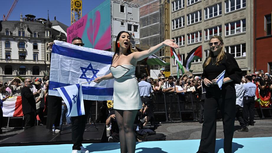 Den israeliska artisen Yuval Raphael som poserar på den turkosa mattan.