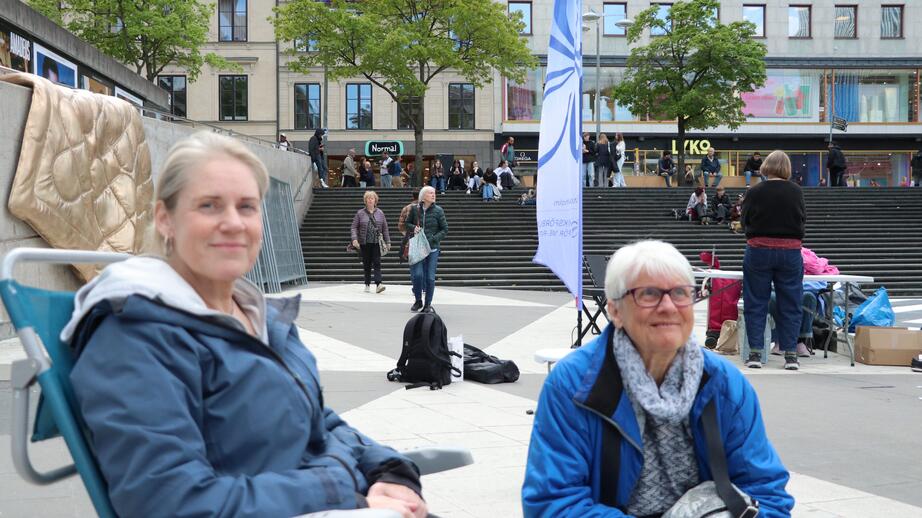 Carina och Marianne sitter ned när de pratar. Det har blivit en vana.