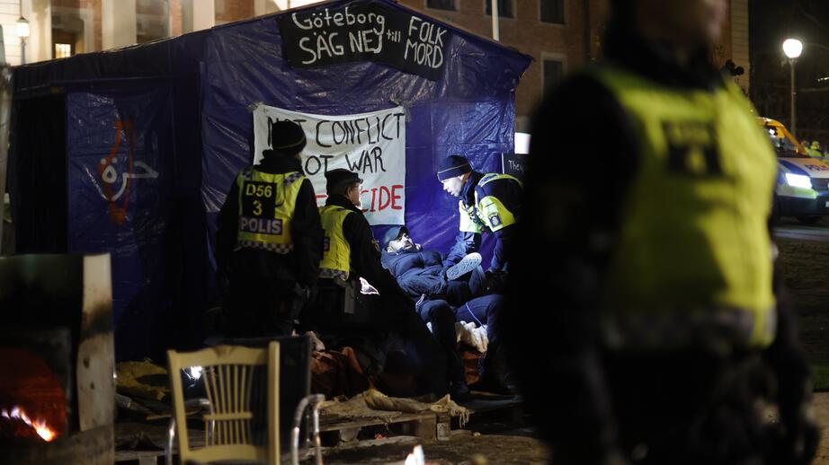 Polisen bär bort en student från tältlägret i november 2024.