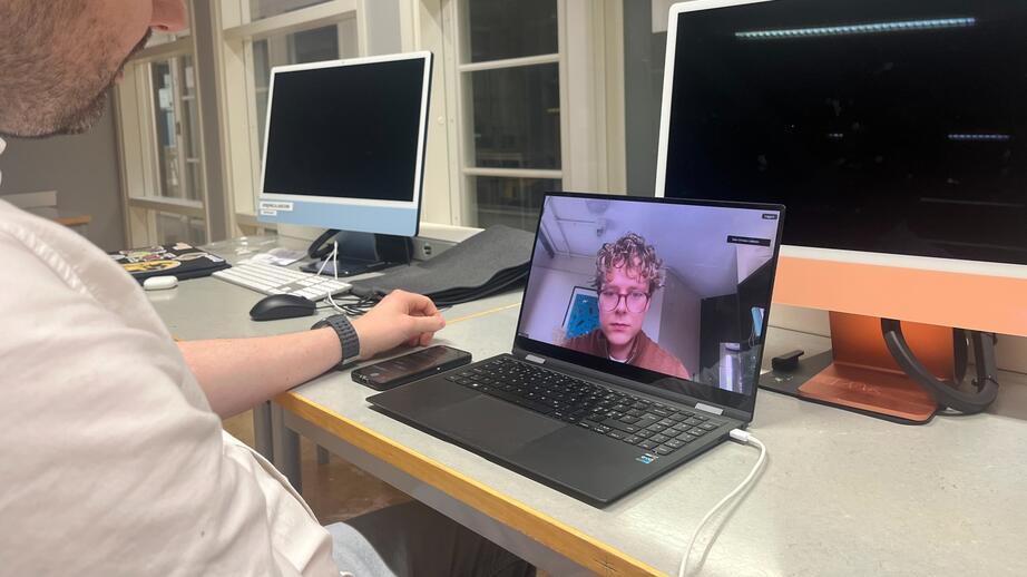 Läget når Leo Gerdén på videolänk från sin studentlägenhet i USA.