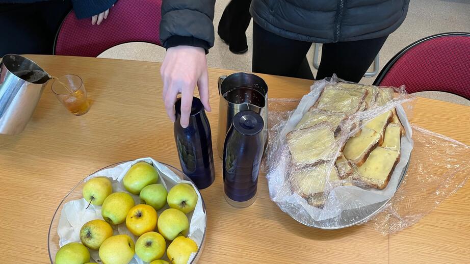 Eleverna blir bjudna på mellanmål när de stannar på skolans läxhjälp.