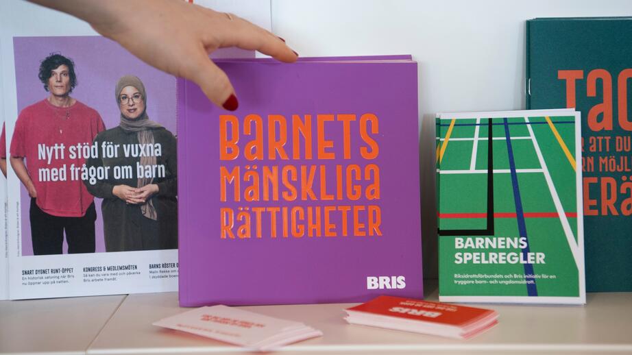 Bris, Barnens rätt i samhället, är en av Sveriges ledande barnrättsorganisationer som varje dag kämpar för ett bättre samhälle för barn.