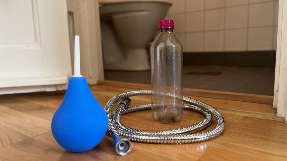 Att skölja med en ”bulb”, petflaska eller duschlangen är de vanligaste metoderna för att doucha.