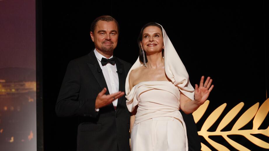 Leonardo DiCaprio och juryns ordförande Juliette Binoche under öppningsceremonien, tisdag 13 maj 2025.