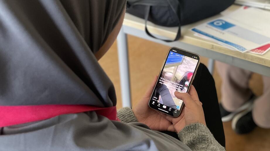 Mobiler och datorer är en stor del av ungas vardag.