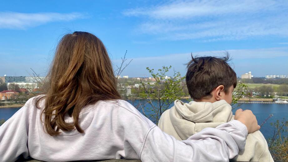 Syskonen Samuel och Elias Whiteley tycker det är viktigt att läsa om klimatförändringarna. 