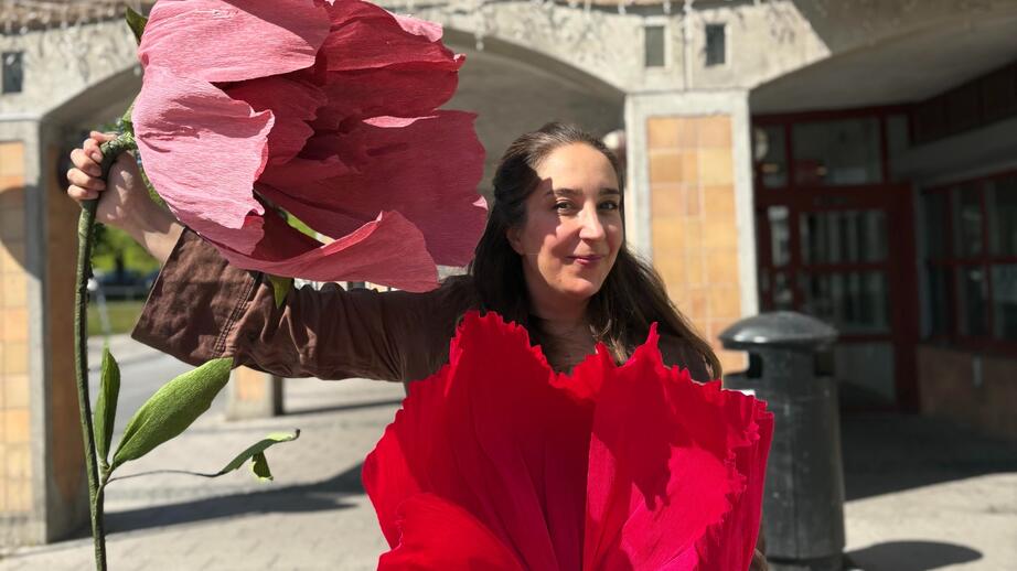 Sahar Sorati håller upp handgjorda pappersblommor som kommer pryda festivalen. 