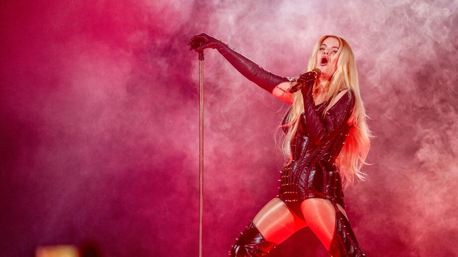 I en finsk undersökning med cirka 1000 svarande ville endast 19 procent av finländarna se Erika Vikman vinna Eurovision. 59 procent av de utfrågade ville hellre se Kaj.