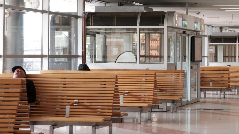 På Cityterminalen i Stockholm har bänkarna armstöd över sittytan som gör det svårt att sova där. 