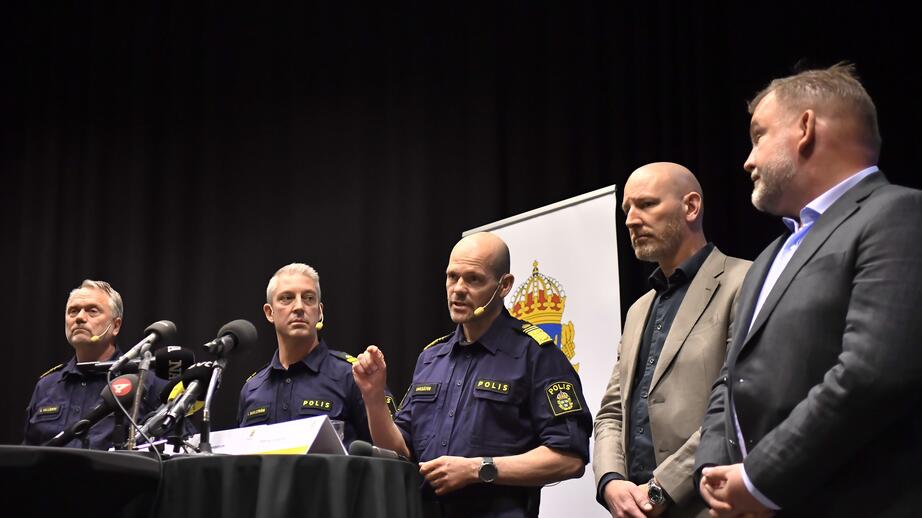 Pressträff om utredningen av dådet i Örebro.