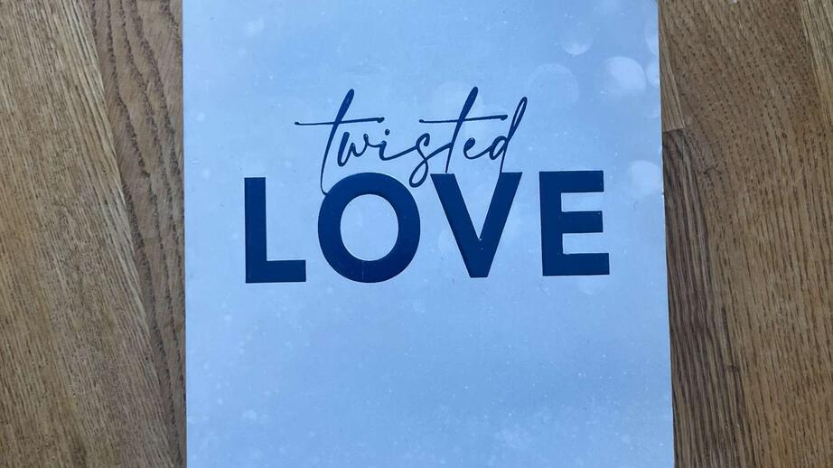 Boken ”Twisted love”.