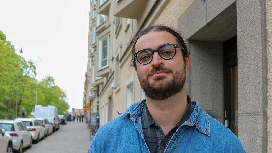 Chia Imam jobbade som uppsökare i två år innan han blev arbetsledare.  