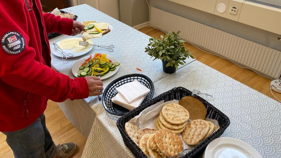 Kyrkkaffet står serverat efter söndagens högmässa. 