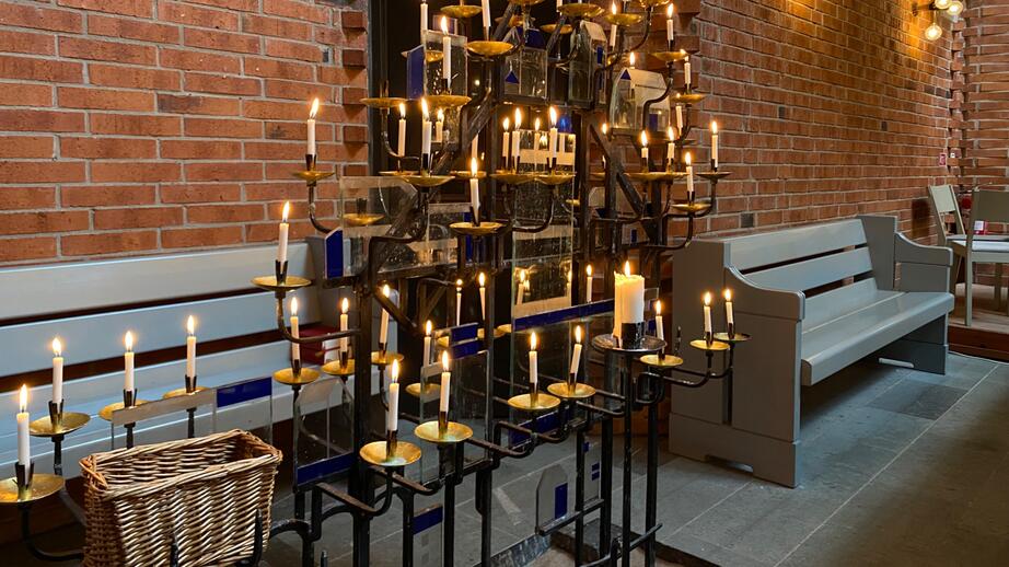 En ljusbärare är en större ljusstake i en kyrka, där besökare kan placera sina tända böneljus till exempelvis till minne av avlidna personer.