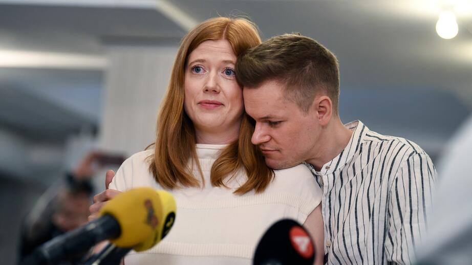 Joakim Medin återförenad med hustrun Sofie.