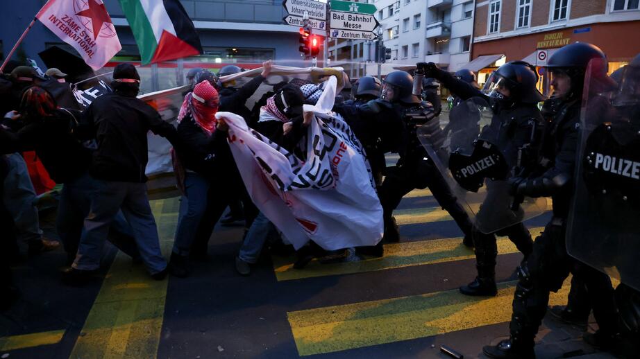 Våldsam demonstration mot Israels deltagande i Eurovision.