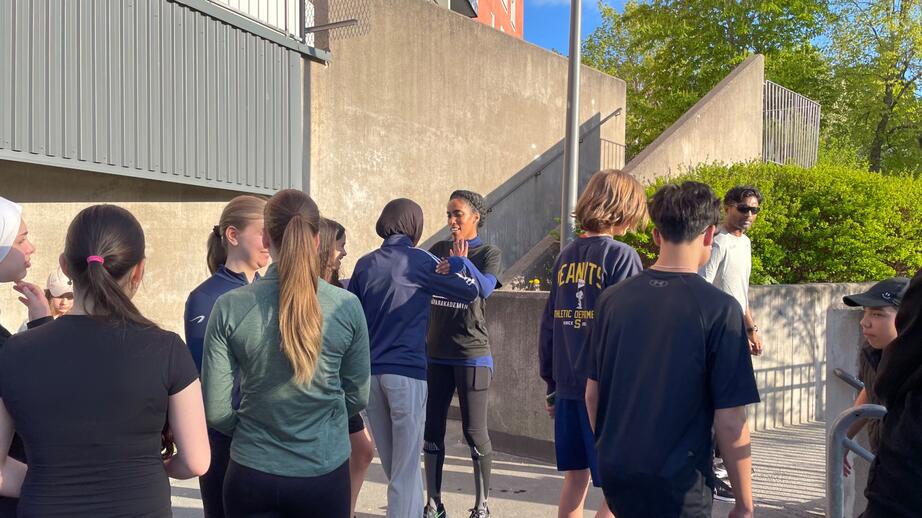 Löpningen skapar gemenskap bland ledare och deltagare. 