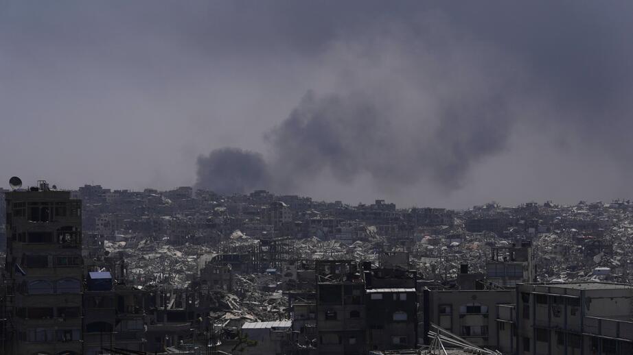 Ny israelisk offensiv pressar människor söderut medan nya murar planeras.