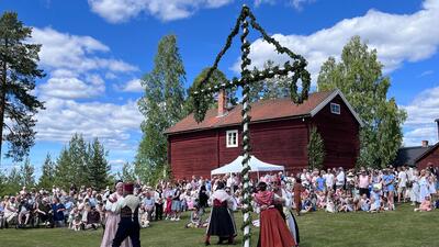MIDSOMMARFIRANDE JÄRBO. Foto: Johan Jeppsson/TT