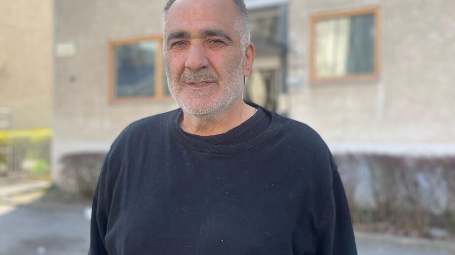 Georgios Thomaidis utanför sitt hem i Stenbygränd, Rinkeby.