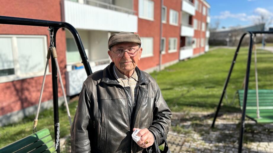Majdan Laszlo utanför sitt hem i Hjulsta.