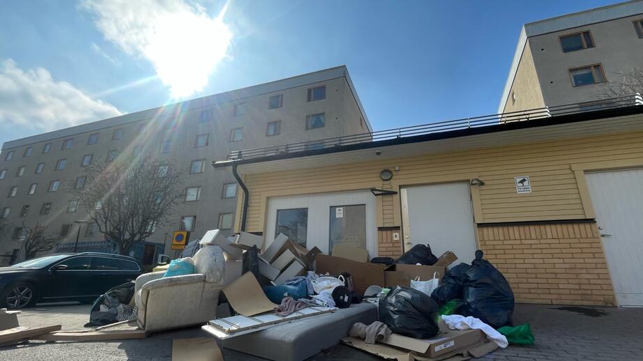 Sopkaoset utanför Stenbygränd i Rinkeby.