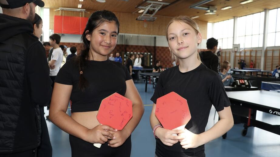 Mina, 12 (vänster) och Makeda, 10 (höger) med sina signerade racketar.