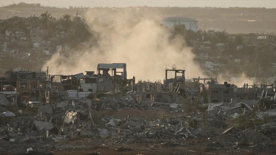 Rök stiger efter att israeliska armén har släppt bomber på Gazaremsan, sett från södra Israel. 