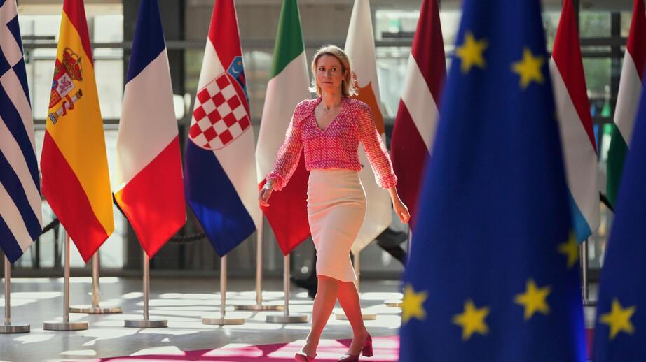 EU:s utrikeschef Kaja Kallas anländer till tisdagens möte med medlemsländernas försvarsministrar. 