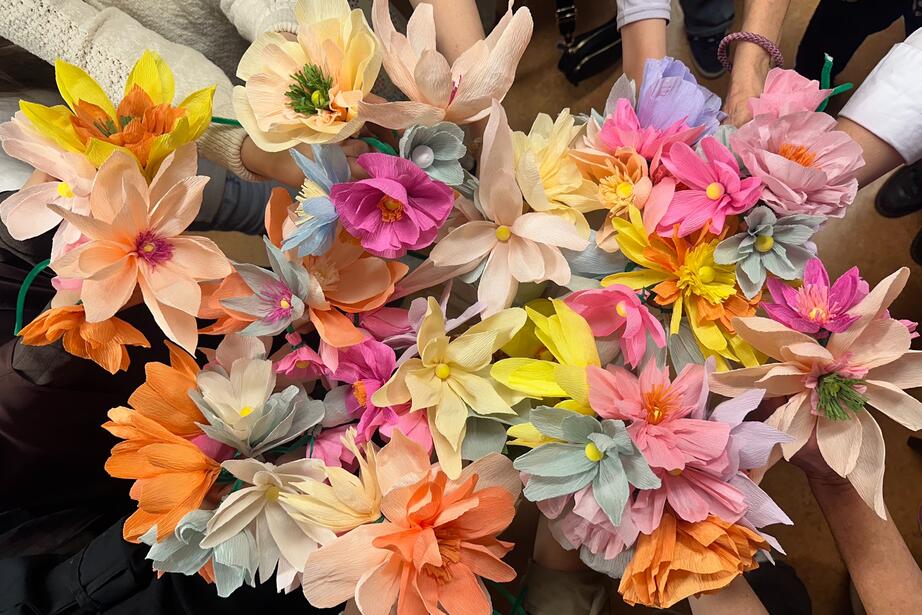 Flera hundra blommor skapade av kvinnor i Järva ska pryda årets bokfestival.