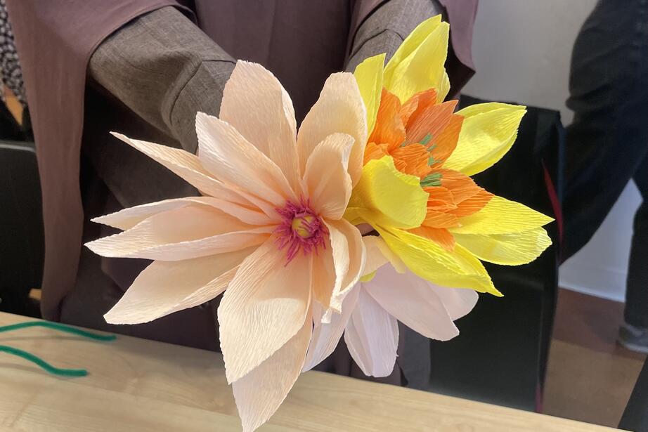 Rania visar upp sina blommor.