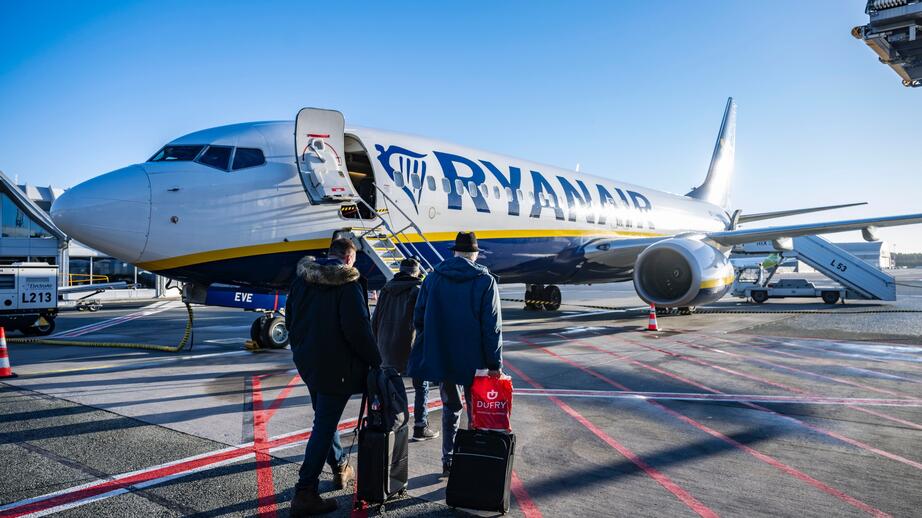 Ryanair och Norwegian är två av de sju flygbolagen som tar ut felaktiga avgifter för handbagage. 