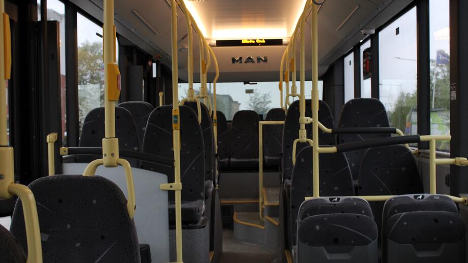Bussen är tom igen efter dagens första rutt. Nu ska Ali köra ett varv till. Sedan bär det av mot Backlura. 