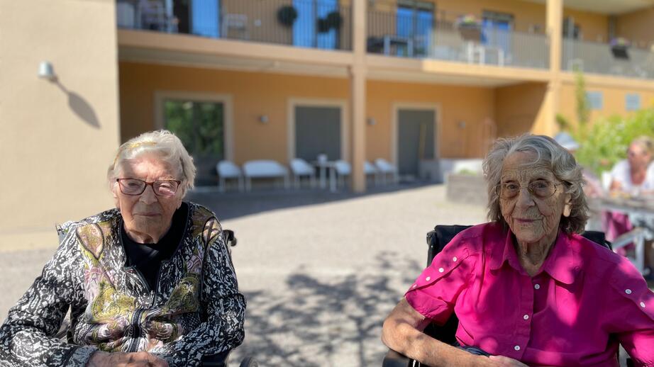 Birgitta Klüger (vänster), tycker livet var roligare när hon var ung. Gun-Britt Borglund (höger), tycker dagens unga är för tråkiga. 