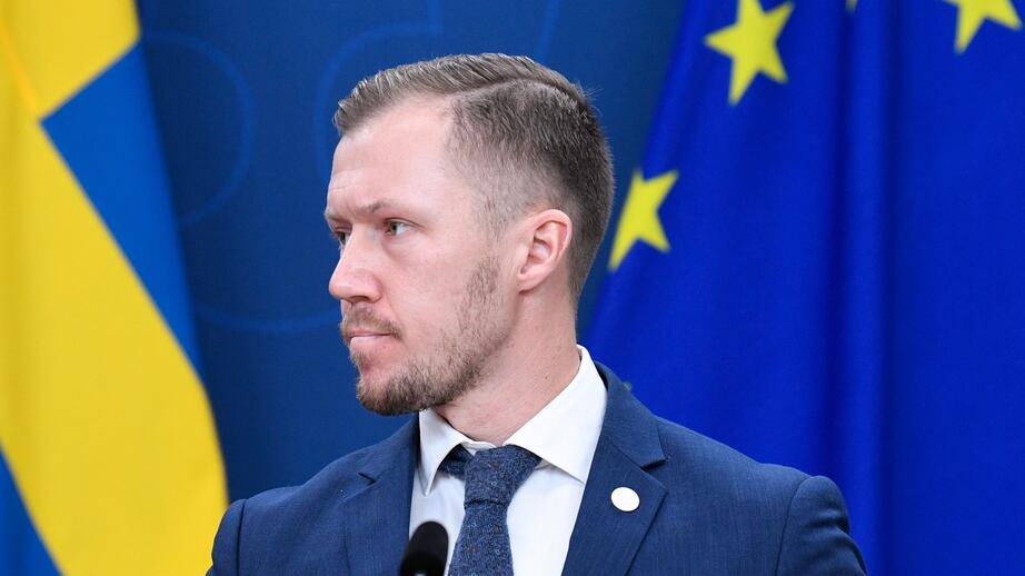 Pontus Andersson Garpvall under en presskonferens.