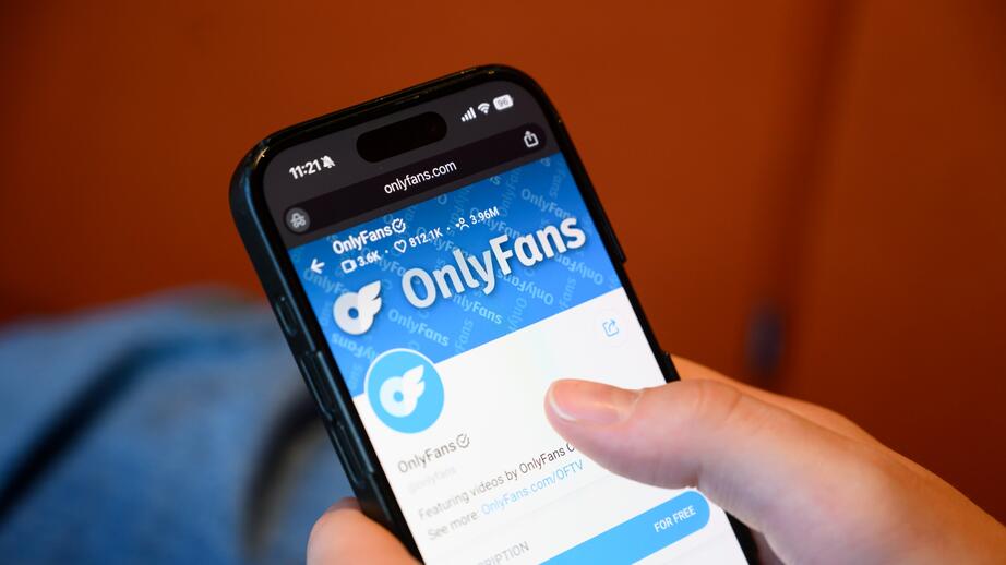 Onlyfans har själva kritiserat lagen och pekar på att de betalar ”tolv miljoner dollar i skatt varje år”.
