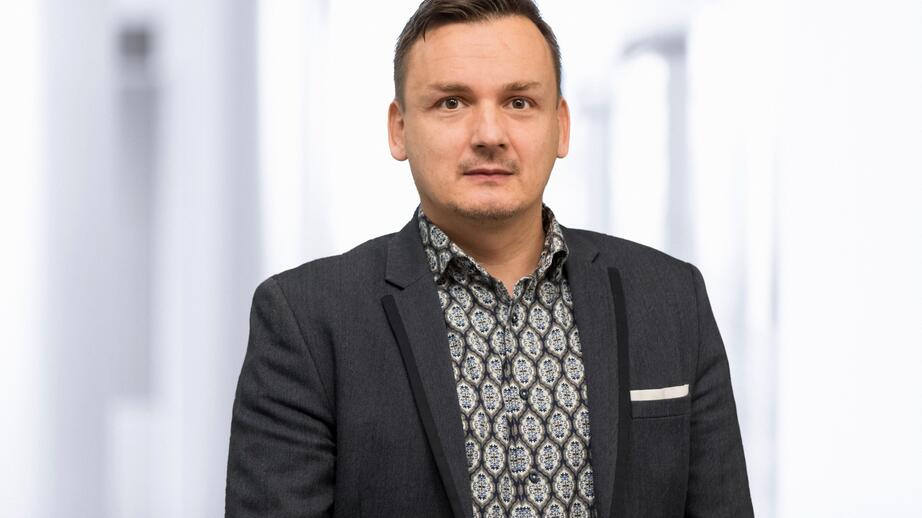 Davor Vuleta på Kronofogden anser att normen och synen på lån och kredit har flyttats från ”spara först, köp sen” till ”köp nu, betala sen”.