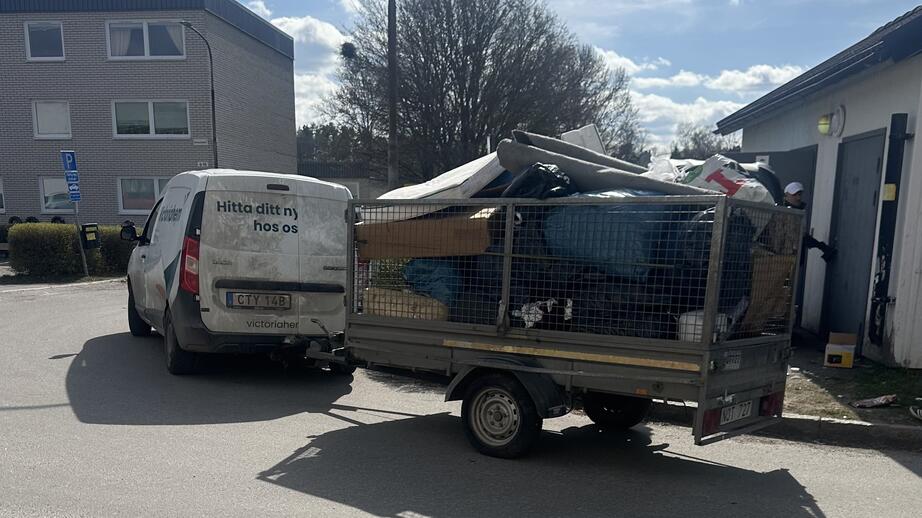 Miljövärdar kämpar med sopor kastade utanför soprum.
