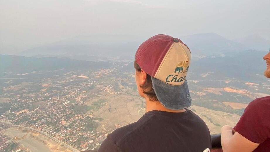 500 meter upp i luften, i en luftballong i Laos.