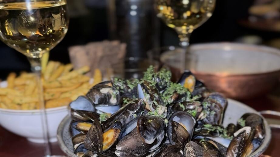 I Stockholms stads riktlinjer för serveringstillstånd av alkohol står det bland annat att Stockholms uteliv ska vara tillgängligt för alla.