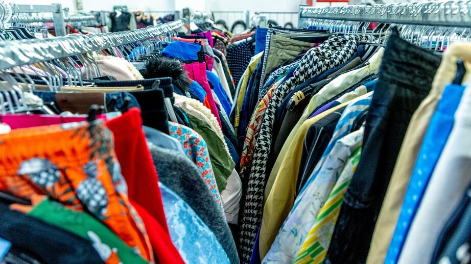 Sorterade kläder till salu på secondhandbutiken.