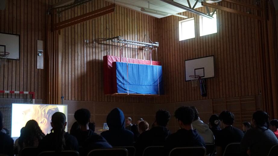 Föreläsningen inleds med en kortfilm om hur ungas spelmissbruk kan se ut.