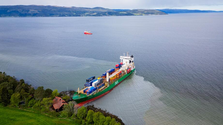 De norska invånarna blev minst sagt förvånade när de på torsdagsmorgonen hade fått ett 135 meter långt container-fartyg på tomten.
